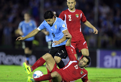 Luis Suarez (áo xanh) và các đồng đội đã bất lực trong việc chọc thủng lưới Jordan ở trận lượt về.